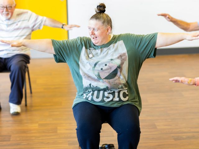 Comment les cours de gym adaptés peuvent-ils aider les seniors à maintenir leur forme et leur bien-être ?